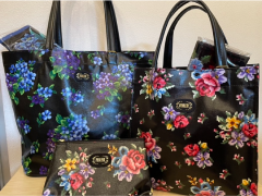 花柄のバッグとポーチ