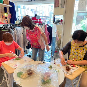 店内でアートフラワーを作る参加者の様子